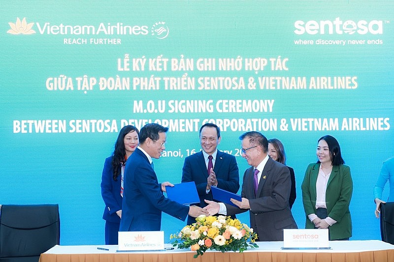 Đại diện Vietnam Airlines và Sentosa Development Corporation ký kết Bản ghi nhớ hợp tác giai đoạn 2024-2025.
