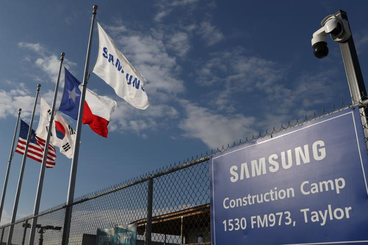 Phía trước một công trường xây dựng nhà máy bán dẫn Samsung tại Taylor, Texas (Mỹ) hôm 2/1. Ảnh: EPA-Yonhap