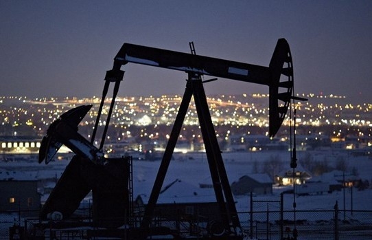 Giá dầu thế giới lình xình quanh mức thấp nhất 7 tuần