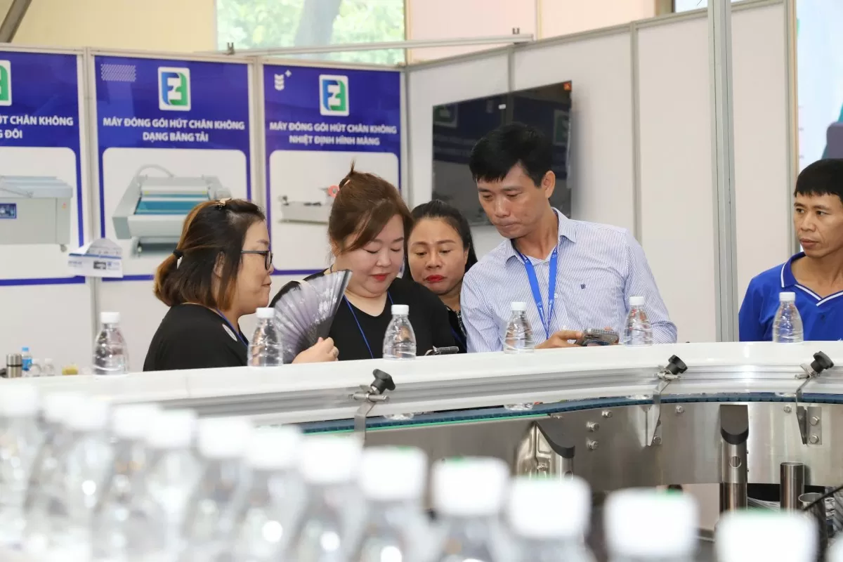 Ngoài các gian hàng giới thiệu sản phẩm thực phẩm, đồ uống, Vietfood & Beverage - Propack Vietnam 2024 còn có các gian hàng giới thiệu có máy móc, trang thiết bị sản xuất và đóng gói bao bì. 