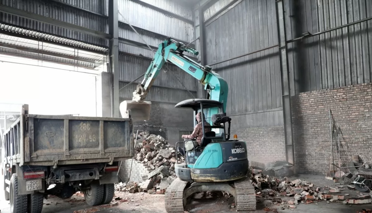 Các cơ sở trong Cụm công nghiệp làng nghề Mẫn Xá tự phá dỡ lò đố