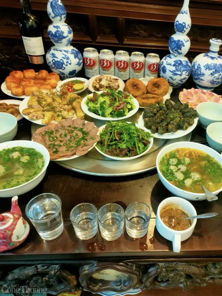 Nhiều người chọn đặt mâm cỗ cúng ngày Tết để tiết kiệm thời gian. Ảnh: Lê An