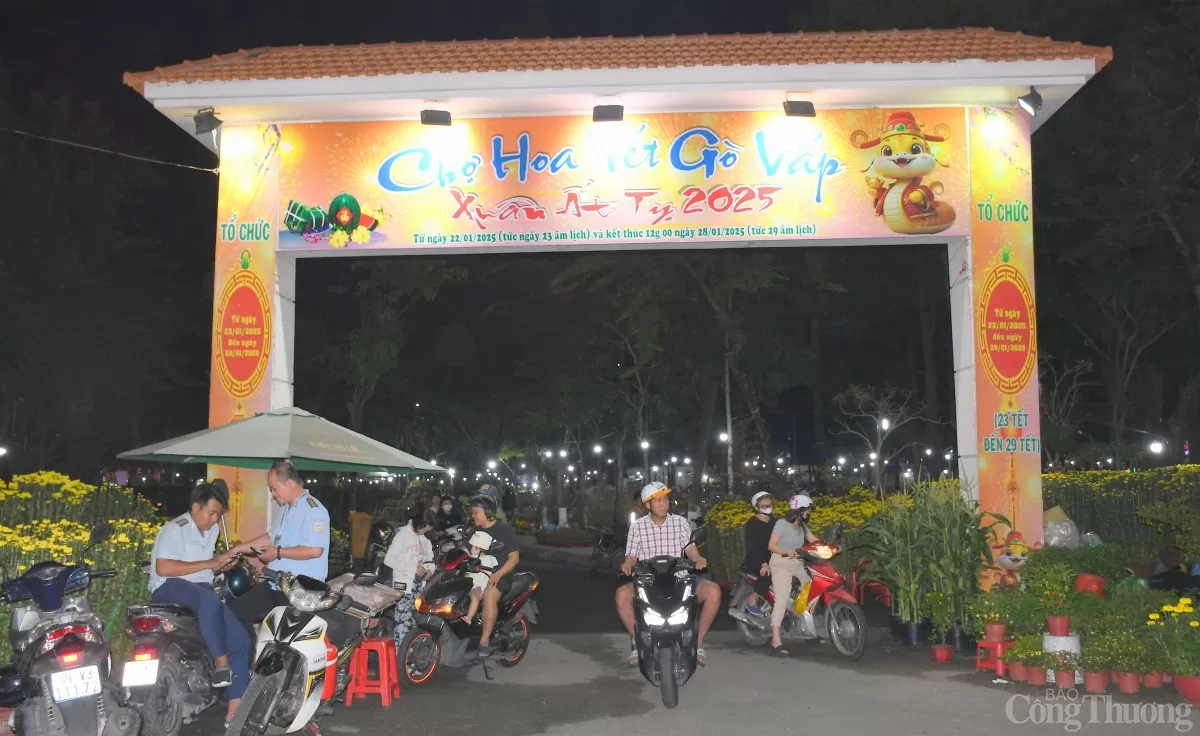 TP. Hồ Chí Minh: Nhiều loại hoa khoe sắc tại chợ hoa Xuân