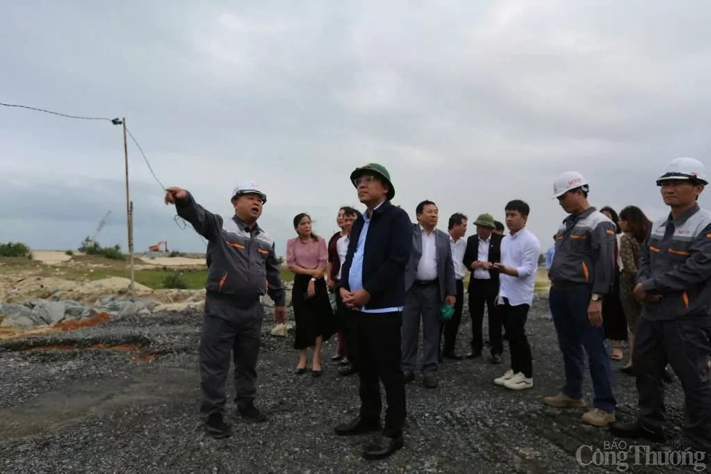 Thứ trưởng Bộ Công Thương Nguyễn Hoàng Long tại dự án Bến cảng Mỹ Thuỷ- tỉnh Quảng Trị