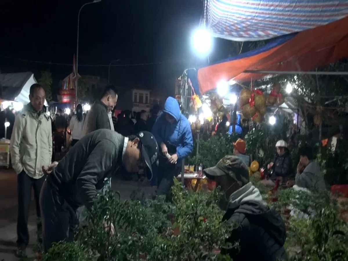 Hàng vạn người đổ về chợ Viềng mua đồ cầu may