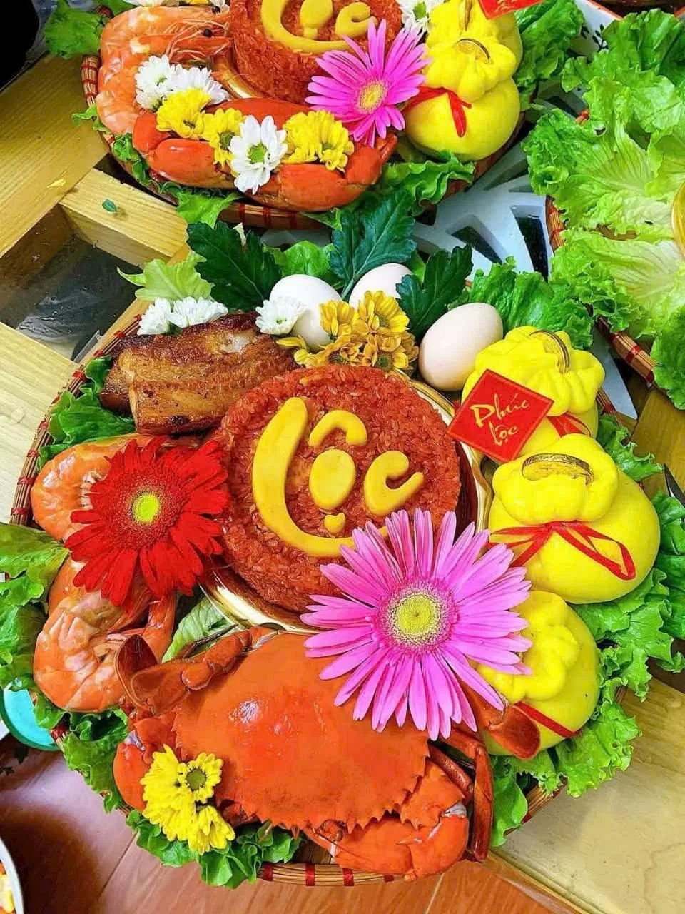 Mâm cúng thần tài bắt mắt với hải sản, xôi, thịt lợn, trứng...