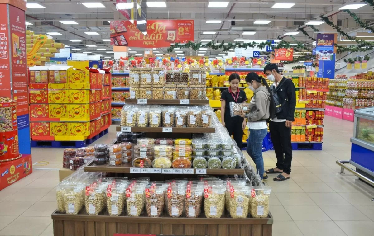 Người dân mua hàng tại siêu thị Co.opmart Sóc Trăng Ảnh: Hoàng Lan